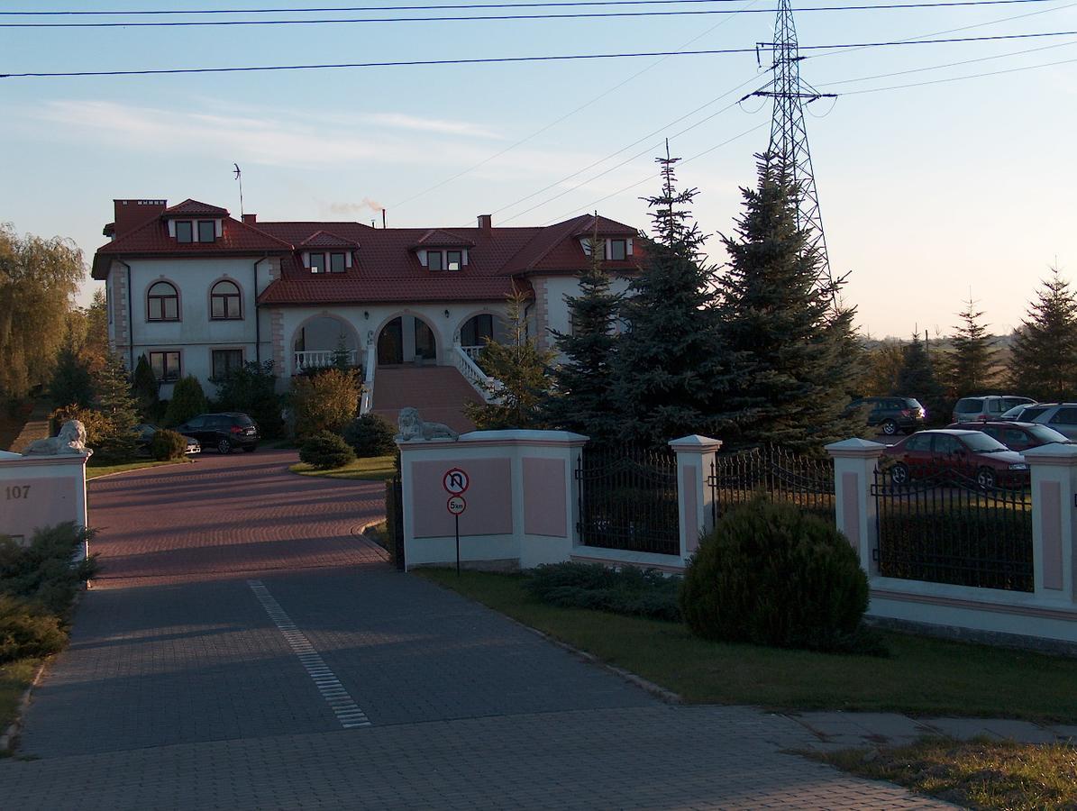 Pod Lwami Hotel Blonie Exterior photo